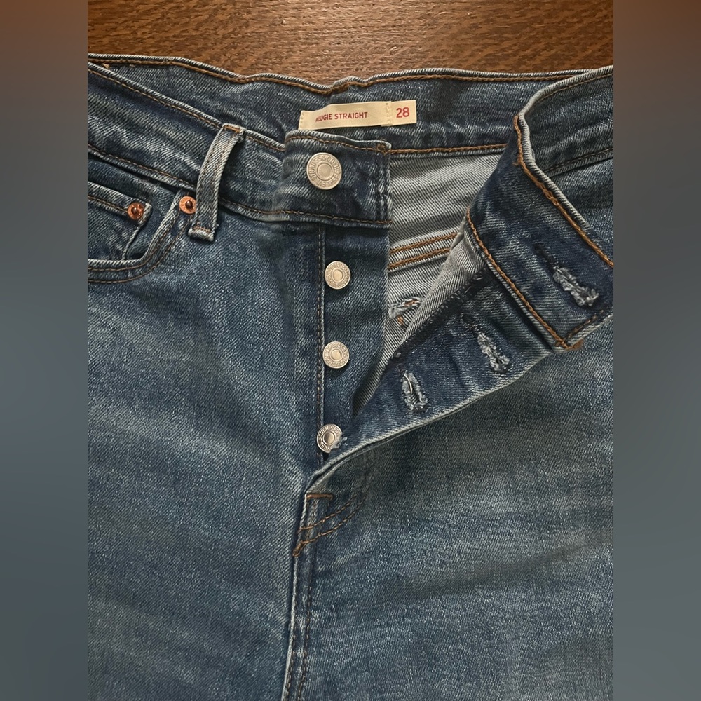 LEVI’S wedgie straight fit jeans size 28